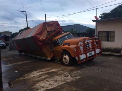 Un camión que transportaba varias toneladas de block cayó en un hoyanco por el reblandecimiento de la tierra, a consecuencia de las recientes lluvias, en la colonia Luis Escobar, perteneciente al municipio de Tlapacoyan.
