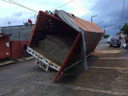 Un camión que transportaba varias toneladas de block cayó en un hoyanco por el reblandecimiento de la tierra, a consecuencia de las recientes lluvias, en la colonia Luis Escobar, perteneciente al municipio de Tlapacoyan.
