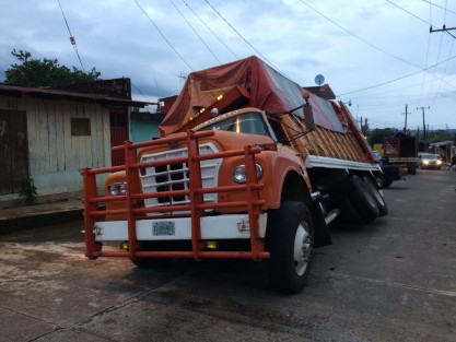 Un camión que transportaba varias toneladas de block cayó en un hoyanco por el reblandecimiento de la tierra, esto en la colonia Luis Escobar, perteneciente al municipio de Tlapacoyan. 