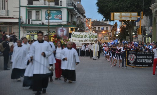 Con una procesión que recorrió varias calles del centro de Xalapa, y acompañados por una marching band, devotos dieron inicio al novenario de San Rafael Guízar y Valencia, cuya festividad se celebra el 24 de octubre. 