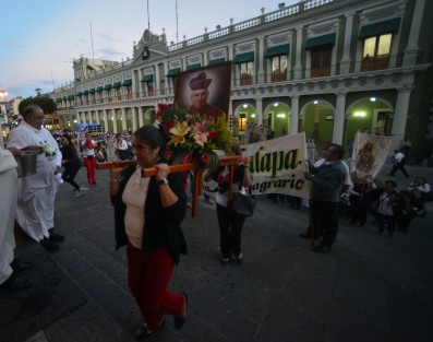 Con una procesión que recorrió varias calles del centro de Xalapa, y acompañados por una marching band, devotos dieron inicio al novenario de San Rafael Guízar y Valencia, cuya festividad se celebra el 24 de octubre. 
