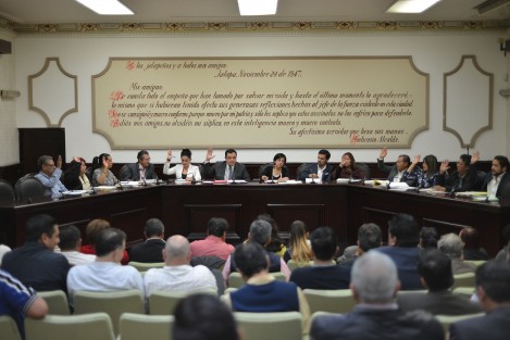 En sesión de Cabildo celebrada la noche de este lunes, el Ayuntamiento de Xalapa que preside el alcalde Américo Zúñiga Martínez aprobó el convenio modificatorio para que Xalapa cuente con policía municipal a partir de enero de 2018, tal y como lo solicitó el Jefe del Ejecutivo del Estado.
