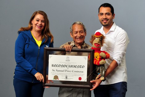 En representación del alcalde Américo Zúñiga Martínez, la Directora de Cultura, Educación y Deporte, Noemí Santa Brito Gómez, entregó un reconocimiento a don Samuel Pérez Contreras, creador del personaje Caliche, por su fecunda trayectoria de más de 30 años de experiencia en el mundo del títere y el teatro.