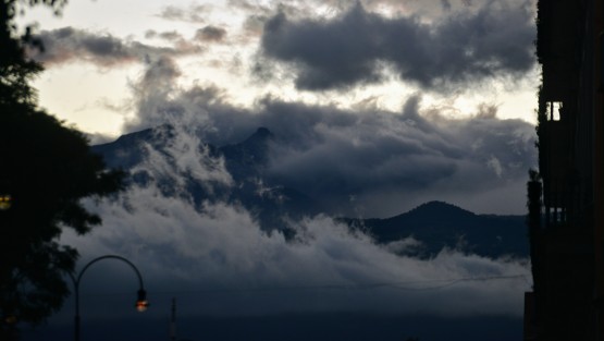 Además de dejar algunos árboles tirados, el viento que azotó parte de la ciudad de Xalapa, también dibujó estas postales xalapeñas.