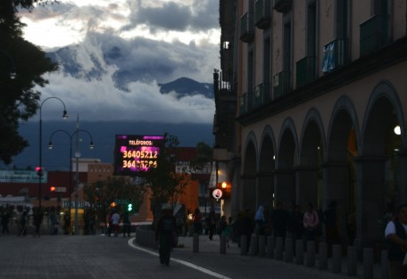 Además de dejar algunos árboles tirados, el viento que azotó parte de la ciudad de Xalapa, también dibujó estas postales xalapeñas.