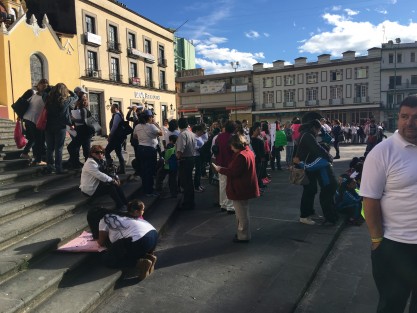Padres de familia y alumnos de la Escuela Primaria Profr Rafael Ramírez de la colonia 2 de Abril, se manifiestan en la Plaza Lerdo, demandando  rehabilitación total del plantel, ya que estructuristas han determinado que las aulas representan un riesgo.