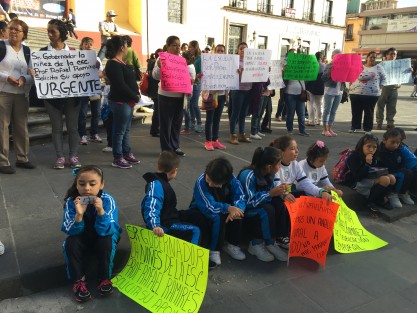 Padres de familia y alumnos de la Escuela Primaria Profr Rafael Ramírez de la colonia 2 de Abril, se manifiestan en la Plaza Lerdo, demandando  rehabilitación total del plantel, ya que estructuristas han determinado que las aulas representan un riesgo.