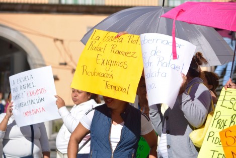Luego de se atendidos por las autoridades estatales, padres de familia, maestros y maestros de la escuela Primaria Rafael Ramírez, de la colonia 2 de Abril, fueron informados de que se está buscando su reubicación temporal, mientras se reparan las instalaciones escolares. Este mismo martes ya acudieron trabajadores a la escuela para iniciar la obra.
