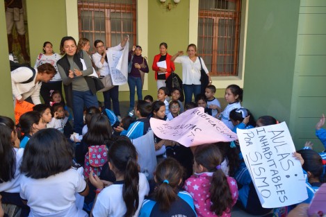 Padres de familia, maestros y alumnos de la escuela Primaria Rafael Ramírez, de la colonia 2 de Abril, se manifestaron en Plaza Lerdo, en vista de la nula respuesta  del gobierno para la petición de reubicarlos tras los daños sufridos en las instalaciones del plantel por los terremotos del mes de septiembre, al contar ya con un dictamen estructural a fondo del edificio que les indica no usar ya las instalaciones.