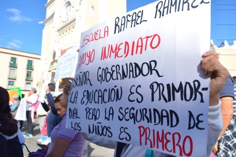Padres de familia, maestros y alumnos de la escuela Primaria Rafael Ramírez, de la colonia 2 de Abril, se manifestaron en Plaza Lerdo, en vista de la nula respuesta del gobierno para la petición de reubicarlos tras los daños sufridos en las instalaciones del plantel por los terremotos del mes de septiembre, al contar ya con un dictamen estructural a fondo del edificio que les indica no usar ya las instalaciones. Por ubicarse a espaldas de Casa Veracruz sugieren se les instale ahí, ya que el gobernador no la usa. 