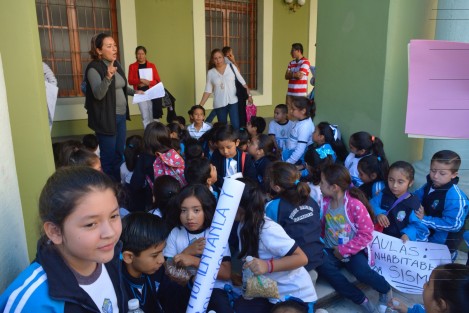 Padres de familia, maestros y alumnos de la escuela Primaria Rafael Ramírez, de la colonia 2 de Abril, se manifestaron en Plaza Lerdo, en vista de la nula respuesta del gobierno para la petición de reubicarlos tras los daños sufridos en las instalaciones del plantel por los terremotos del mes de septiembre, al contar ya con un dictamen estructural a fondo del edificio que les indica no usar ya las instalaciones. Por ubicarse a espaldas de Casa Veracruz sugieren se les instale ahí, ya que el gobernador no la usa. 