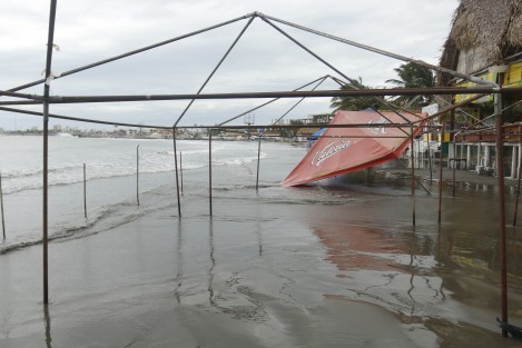 La playa de Villa del Mar en Veracruz,  fue cerrada debido a las marejadas que provocaron los vientos del norte. Los palaperos consideran que tendrán importantes pérdidas económicas al no poder siquiera instalar mesas y sillas en la zona de playa.