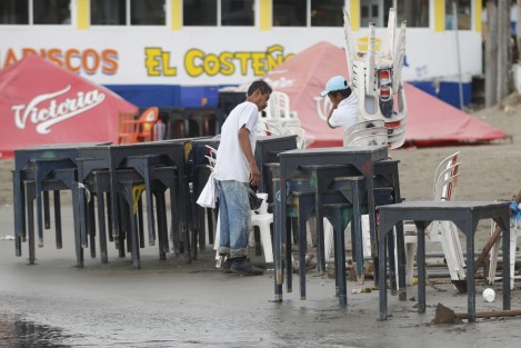 La playa de Villa del Mar en Veracruz, fue cerrada debido a las marejadas que provocaron los vientos del norte. Los palaperos consideran que tendrán importantes pérdidas económicas al no poder siquiera instalar mesas y sillas en la zona de playa.