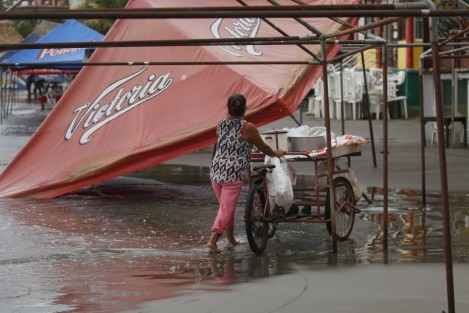 La playa de Villa del Mar en Veracruz, fue cerrada debido a las marejadas que provocaron los vientos del norte. Los palaperos consideran que tendrán importantes pérdidas económicas al no poder siquiera instalar mesas y sillas en la zona de playa.