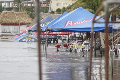 La playa de Villa del Mar en Veracruz, fue cerrada debido a las marejadas que provocaron los vientos del norte. Los palaperos consideran que tendrán importantes pérdidas económicas al no poder siquiera instalar mesas y sillas en la zona de playa.