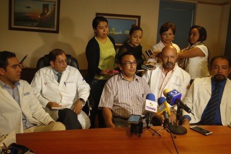 Médicos de la especialidad de Nefrología del Hospital de Alta Especialidad de Veracruz, dieron a conocer el éxito de una cirugía denominada Nefrectomía Radical Laparoscópica practicada en un paciente adulto y que consistió en extirparle un tumor alojado en uno de los riñones.