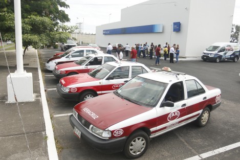 Un grupo de taxistas de la ciudad de Veracruz, que hacen base en un centro comercial de la avenida Cuauhtémoc, se reunieron en el estacionamiento de esta plaza para plantear la manera de solicitarle a la Secretaría de Seguridad que instale retenes de supervisión y control en diversos puntos de la ciudad, pues han sido víctimas constantemente de asaltos. 