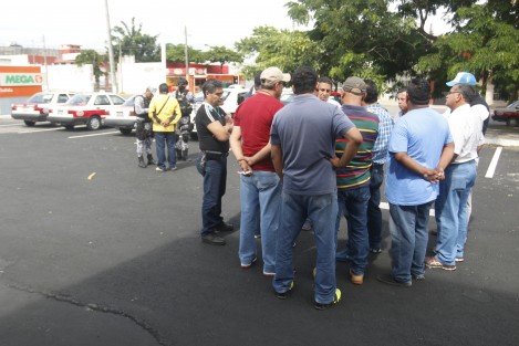 Un grupo de taxistas de la ciudad de Veracruz, que hacen base en un centro comercial de la avenida Cuauhtémoc, se reunieron en el estacionamiento de esta plaza para plantear la manera de solicitarle a la Secretaría de Seguridad que instale retenes de supervisión y control en diversos puntos de la ciudad, pues han sido víctimas constantemente de asaltos. 