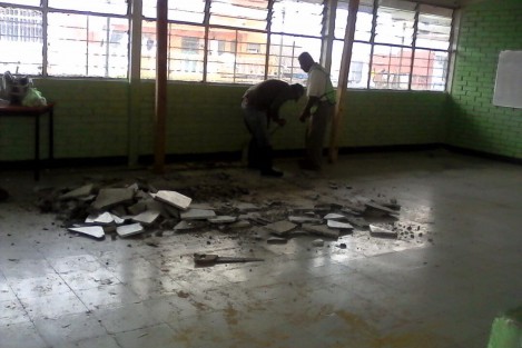 Luego de se atendidos por las autoridades estatales, padres de familia, maestros y maestros de la escuela Primaria Rafael Ramírez, de la colonia 2 de Abril, fueron informados de que se está buscando su reubicación temporal, mientras se reparan las instalaciones escolares. Este mismo martes ya acudieron trabajadores a la escuela para iniciar las obras.

