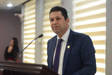 El diputado local Fernando Kuri Kuri presentó un anteproyecto con Punto de Acuerdo para exhortar al Gobierno del Estado, para que a través de las Secretarías de Educación (SEV) y de Protección Civil (SPC), atiendan de forma inmediata los requerimientos que hacen los centros educativos de la entidad en relación a las afectaciones que sufrieron con motivo de los temblores del mes de Septiembre.
