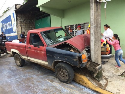Un conductor del municipio de Tlapacoyan perdió el control de su unidad en la que viajaba, terminando estampándose con un poste de concreto, propiedad de la CFE, esto en la zona del libramiento a unos metros de la oficina de CFE sobre la calle Constituyentes.

