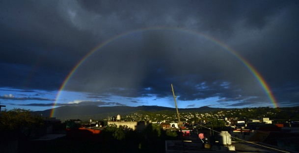 Un arcoiris doble se pudo apreciar se pudo apreciar en el gran parte de la ciudad de Xalapa la mañana de este miércoles.