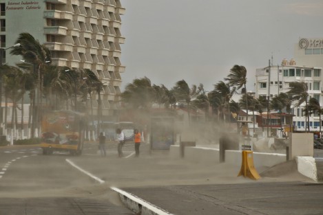 El frente No. 5 se mantiene estacionado sobre el suroeste del Golfo de México previéndose tienda a disiparse en las próximas 24 a 36 horas, dejando en dicha zona una vaguada.