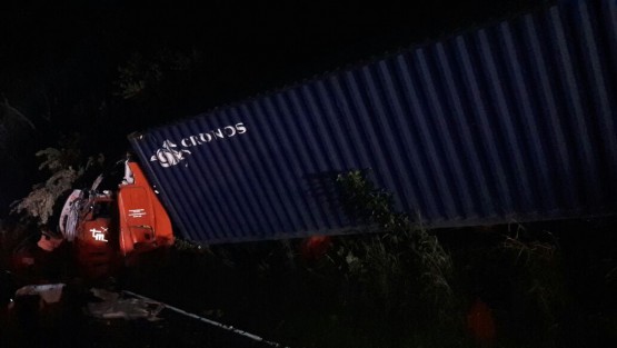 Durante los primeros minutos de este miércoles se registró un aparatoso accidente en la carretera federal 180 a la altura del puente Boca de Coyol,cuando un trailer conducido con exceso de velocidad se salió de la carretera; elchofer resultó con lesiones leves pero las pérdidas materiales fueron cuantiosas.