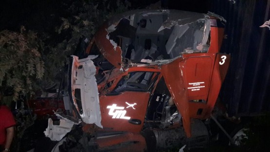 Durante los primeros minutos de este miércoles se registró un aparatoso accidente en la carretera federal 180 a la altura del puente Boca de Coyol,cuando un trailer conducido con exceso de velocidad se salió de la carretera; elchofer resultó con lesiones leves pero las pérdidas materiales fueron cuantiosas.