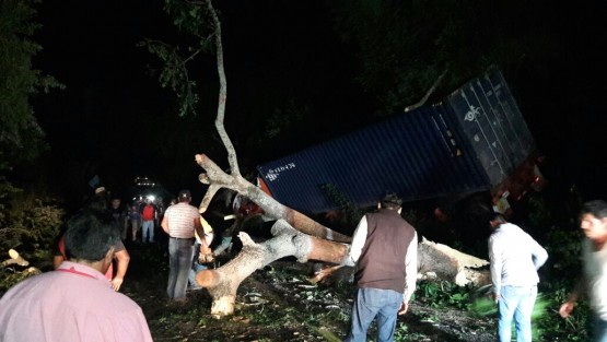 Durante los primeros minutos de este miércoles se registró un aparatoso accidente en la carretera federal 180 a la altura del puente Boca de Coyol,cuando un trailer conducido con exceso de velocidad se salió de la carretera; elchofer resultó con lesiones leves pero las pérdidas materiales fueron cuantiosas.