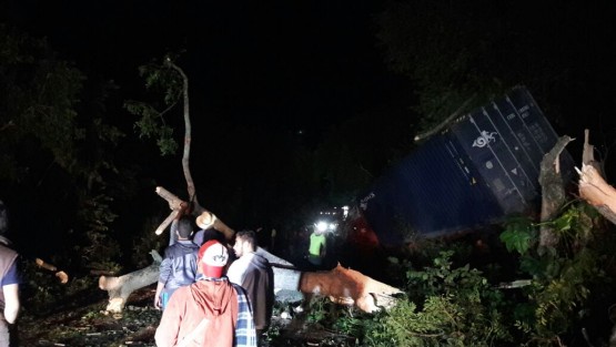 Durante los primeros minutos de este miércoles se registró un aparatoso accidente en la carretera federal 180 a la altura del puente Boca de Coyol,cuando un trailer conducido con exceso de velocidad se salió de la carretera; elchofer resultó con lesiones leves pero las pérdidas materiales fueron cuantiosas.