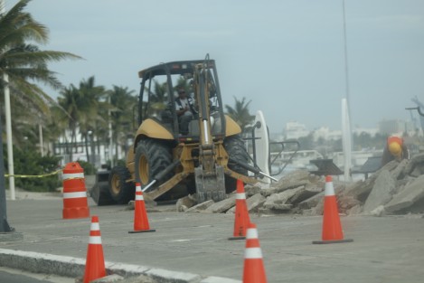 Iniciaron las obras de remodelación del bulevar Ávila Camacho de la conurbación Veracruz-Boca del Río. Los trabajos se realizan en la plaza donde se encuentra el reloj que fue utilizado para llevar la cuenta regresiva del inicio de los Juegos Centroamericanos y por el que se pagó una millonaria cantidad.