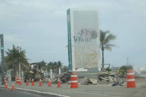 Iniciaron las obras de remodelación del bulevar Ávila Camacho de la conurbación Veracruz-Boca del Río. Los trabajos se realizan en la plaza donde se encuentra el reloj que fue utilizado para llevar la cuenta regresiva del inicio de los Juegos Centroamericanos y por el que se pagó una millonaria cantidad.