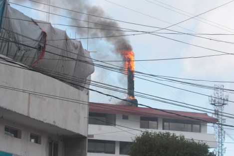 Conato de incendio en la sucursal de El Pollo Feliz de la avenida 20 de Noviembre en Xalapa, alertó a vecinos y cuerpos de emergencia. El fuego alcanzó la chimenea exterior quemando la pintura. 