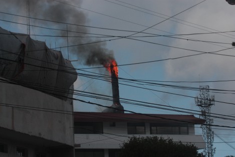 Conato de incendio en la sucursal de El Pollo Feliz de la avenida 20 de Noviembre en Xalapa, alertó a vecinos y cuerpos de emergencia. El fuego alcanzó la chimenea exterior quemando la pintura. 