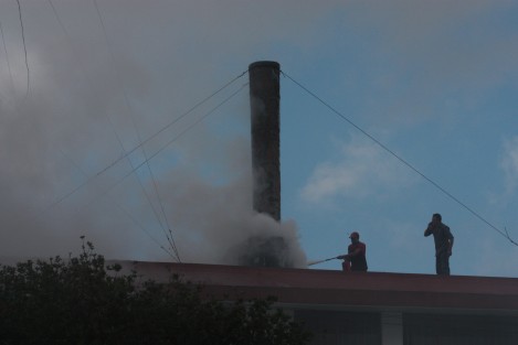 Conato de incendio en la sucursal de El Pollo Feliz en la avenida 20 de Noviembre, al parecer debido a la grasa acumulada en las campanas de extracción de aire.