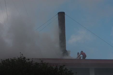 Conato de incendio en la sucursal de El Pollo Feliz en la avenida 20 de Noviembre, al parecer debido a la grasa acumulada en las campanas de extracción de aire.