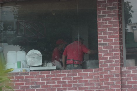 Conato de incendio en la sucursal de El Pollo Feliz en la avenida 20 de Noviembre, al parecer debido a la grasa acumulada en las campanas de extracción de aire.
