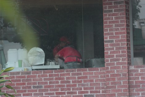 Conato de incendio en la sucursal de El Pollo Feliz en la avenida 20 de Noviembre, al parecer debido a la grasa acumulada en las campanas de extracción de aire.
