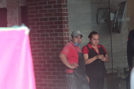 Conato de incendio en la sucursal de El Pollo Feliz en la avenida 20 de Noviembre, al parecer debido a la grasa acumulada en las campanas de extracción de aire.
