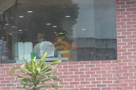 Conato de incendio en la sucursal de El Pollo Feliz en la avenida 20 de Noviembre, al parecer debido a la grasa acumulada en las campanas de extracción de aire.