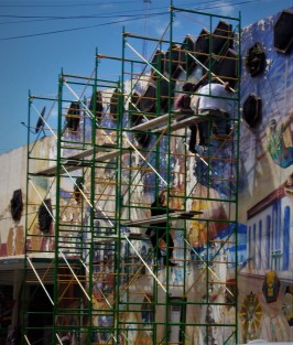 El Mercado Jáuregui recibe mantenimiento externo. Se retirarán los panales de jardines verticales y presuntamente se dará mantenimiento al mural colectivo que da hacia la calle de Lucio. Seguiremos imformando.