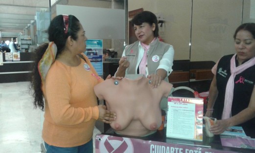 Como parte de la jornada informativa con motivo del Día de la lucha contra el Cáncer de Mama, en el Palacio Legislativo, se instaló un módulo para instruir a las mujeres cómo realizar la autoexploración, paso primordial para la detección oportuna de este terrible padecimiento. 