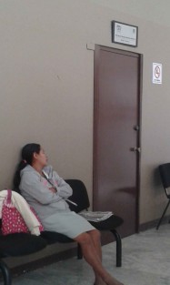 Mujer de Tantoyuca acudió a buscar al diputado Manuel Francisco Martínez, por un apoyo que solicita para estudios médicos sin que alguien se apareciera por su oficina. Lamenta haberle dado su voto y pensará más para la próxima. 