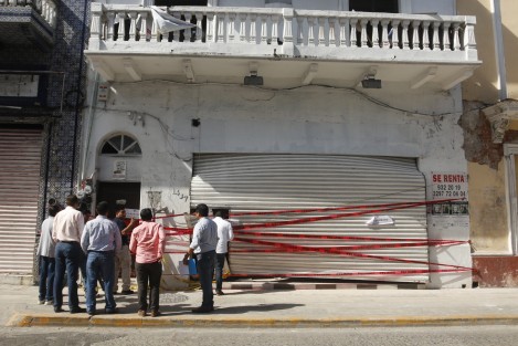 El delegado del INAH, Esteban Rodríguez, aseguró que se está realizando el peritaje sobre la causa que originó el colapso de un edificio en la avenida 5 de Mayo de la ciudad de Veracruz. Además, el funcionario indicó que existen 80 edificios en riesgo de colapsar en el primer cuadro del centro histórico del Puerto. 