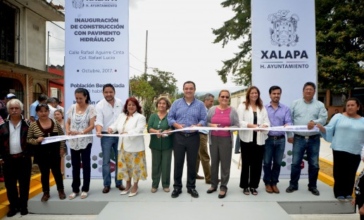 Estoy muy contento y orgulloso de que mi administración municipal esté entregando el programa de obra más grande de la historia de Xalapa, manifestó el alcalde Américo Zúñiga Martínez al inaugurar la pavimentación con concreto hidráulico de la calle Rafael Aguirre Cinta, entre Gildardo Avilés e Ismael Cristi, en la colonia Rafael Lucio.