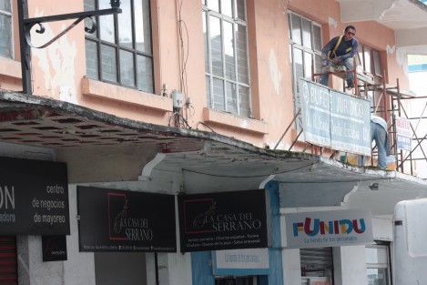 En días recientes la planta alta de una construcción vieja y sin mantenimiento en la ciudad de Veracruz, se vino abajo. Xalapa también tiene construcciones que por el mismo motivo representan un peligro. Tal es el caso del alero de una construcción en la primera cuadra de la  calle José María Mata. 