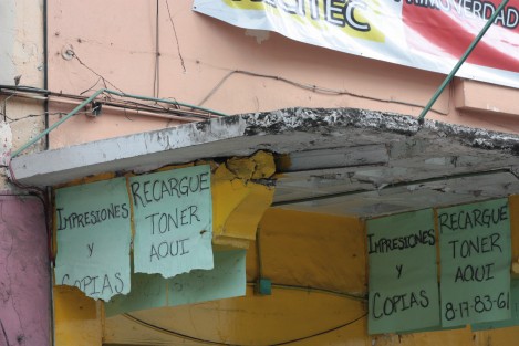Debido a que en la planta baja de esta construcción se ubican locales comerciales, en algunos tramos el alero ha recibido mantenimiento y se encuentra en mejores condiciones que sobre otros. Sin embargo, a simple vista parece sí representar un riesgo para los peatones principalmente. Protección Civil, dirá. 