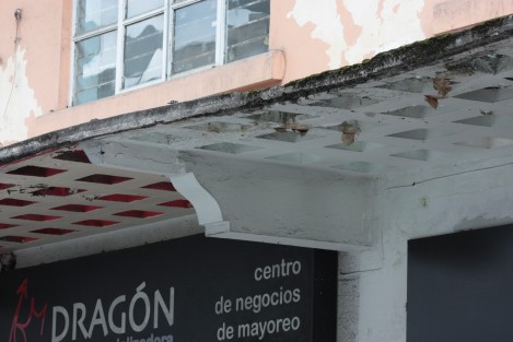 Debido a que en la planta baja de esta construcción se ubican locales comerciales, en algunos tramos el alero ha recibido mantenimiento y se encuentra en mejores condiciones que sobre otros. Sin embargo, a simple vista parece sí representar un riesgo para los peatones principalmente. Protección Civil, dirá. 