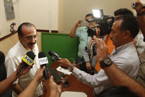 El presidente del comité del Carnaval, Luis Antonio Pérez Fraga, aseguró que la renuncia de María Debernardi, única candidata a reina de esa fiesta, se debió a un intento de extorsión, por fotos íntimas que le fueron robadas con un teléfono celular. 